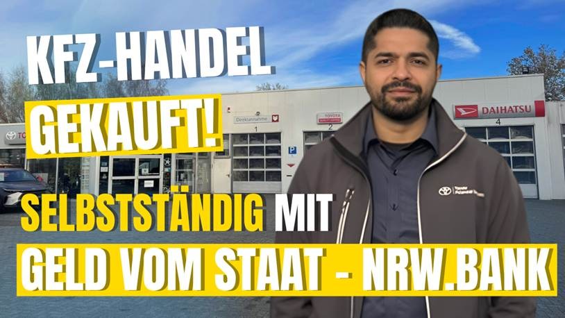 Das Bild zeig ein Autohaus von innen, in dem 3 Fahrzeuge zu sehen sind.