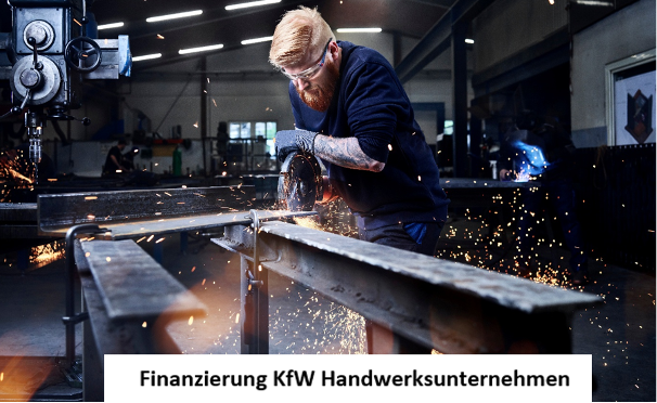 Ein Mann in Arbeitskleidung bearbeitet mit einem Trennschleifer einen Stahlträger in einer Halle.